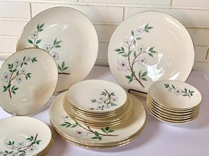 lot 51 image: Vintage Partial Set of Homer Laughlin China