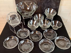 lot 46 image: Vintage Bowls and Salad Plates