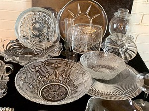 lot 41 image: Beautiful Variety of Vintage Glassware Items