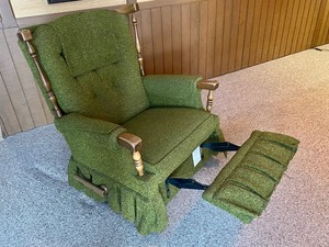 lot 55 image: Vintage Deep Olive Green Lazy Boy Recliner
