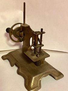 lot 74 image: Vintage Childrens Metal Sewing Machine