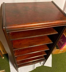 lot 115 image: Vintage Wooden 5 Shelf Display Piece
