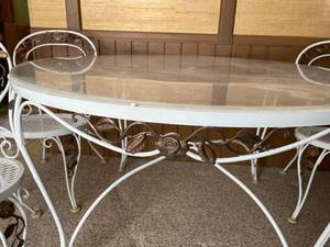 lot 140 image: Vintage Metal Floral Table and 4 Matching Chairs