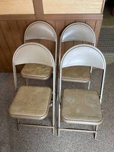 lot 143 image: Vintage Folding Card Table with 4 Chairs