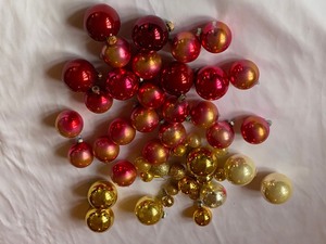 lot 102 image: Vintage Christmas Ornaments including Shiny Brite