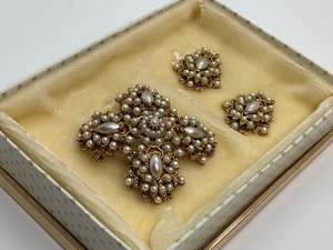 lot 153 image: Vintage Florenza Brooch and Earrings Set