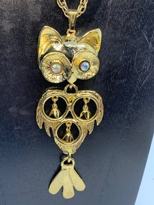 lot 160 image: Hoot A Fun Vintage Owl Figurine Necklace