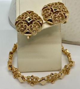 lot 162 image: Vintage Gold Tone Avon Necklace, Earrings & Bracelet Set