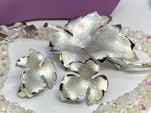 lot 164 image: Variety of Vintage Costume Jewelry