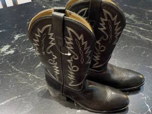 Boys Danpost size 4 Cowboy Boots...