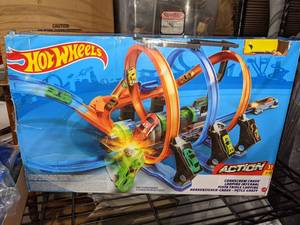 lot 186 image: Hot Wheels Corkscrew Crash Looping Inferno Set