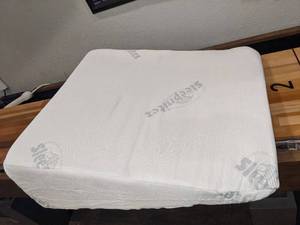 lot 196 image: Sleepnitez 8 Bed Wedge Pillow, Luxurious 3.25 Memory Foam