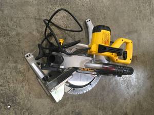 Dewalt 15 Amp Corded 10 in. Compound Single Bevel Miter Saw missing dust bag  open box customer Return see pictures