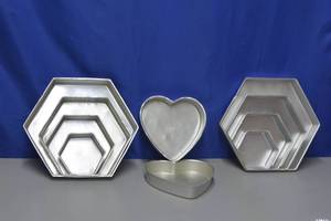 lot 24 image: Stacking Hexagon pans and hearts