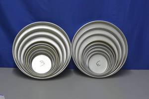 lot 27 image: 2 sets of stacking round pans