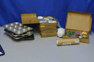 lot 55 image: Large cupcake baking liners plus 4 cupcake pans