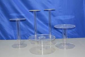 lot 63 image: qty of 5 Tiered cake stands