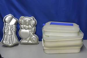 lot 71 image: 2 large cupcake totes  12x18 1- 10x16  2 cake pans
