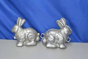 lot 73 image: Cast Iron Bunny mold