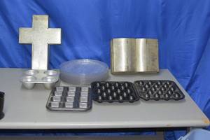 lot 74 image: Lot of pans and serving trays