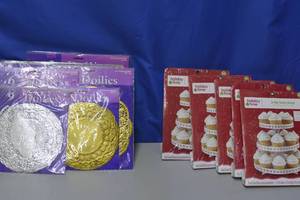 lot 78 image: 5 holiday stands and multiple packages of doilies