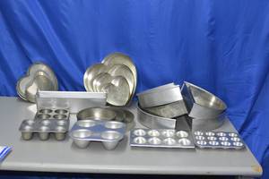lot 81 image: miscellaneous baking pans