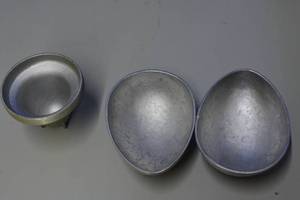 lot 82 image: Large Nordic wear egg pan
