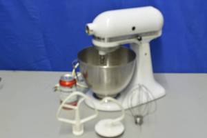 lot 91 image: KitchenAid Classic 4.5 Qt Mixer with attachments