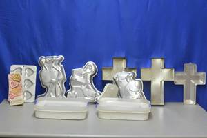 lot 103 image: Various cake pans and 2 cupcake totes