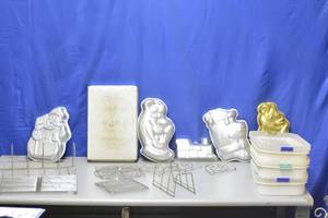 lot 111 image: Assortment of pans and cupcake totes