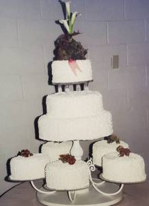 lot 6 image: 6 rounds cake stand