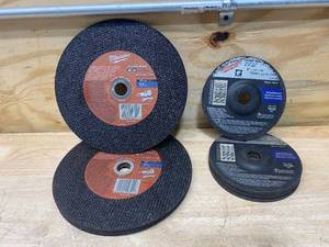 lot 87 image: MILWAUKEE Lot of Cut-Off Wheels and Grinding Discs