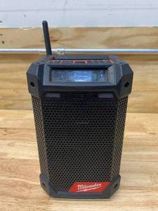 lot 102 image: MILWAUKEE M12 12-Volt Lithium-Ion Cordless BluetoothAMFM Jobsite Radio (Tool Only)