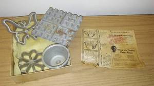 lot 252 image: Original Vintage Patty Iron Set.