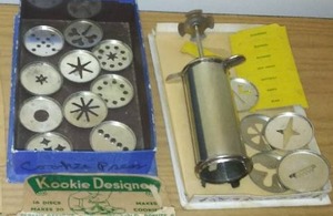 lot 253 image: Vintage Cookie Designer Spritz Set.