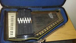 lot 257 image: Autoharp by Oscar Schmidt. Vintage.
