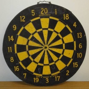 lot 312 image: Full size authentic dart board, 60s, 18 inch.