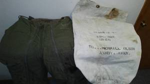 lot 313 image: Navy flight pants, 32 R and Navy duffel bag.