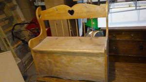 lot 936 image: Toy Bench.