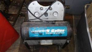 lot 968 image: Electric air compressor. 5 gallon twin tanks.