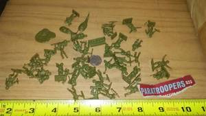 lot 981 image: AirFix HO and OO scale figurines. Paratroopers