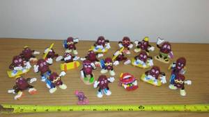 lot 991 image: California Raisins At the Beach