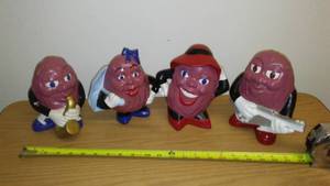 lot 992 image: California Raisins Ceramic Figures.