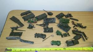 lot 1024 image: Scale Model of Tanks, Cannons and Military.