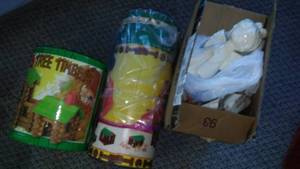 lot 322 image: 5 ceramic angels and Lincoln Logs