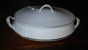 lot 324 image: Homer Laughlin covered serving Bowl