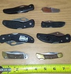 lot 276A image: 8 pocketknives.