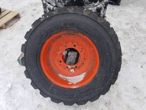 lot 7 image: Bobcat Heavy Duty 10-16.5 NHS Tubeless Skid Steer Tire with Wheel
