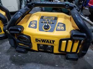 lot 31 image: DeWalt Powerstation Construction Radio