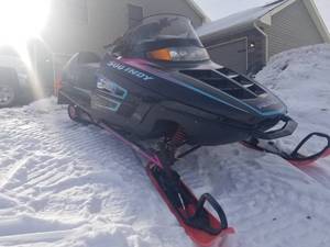 lot 2B image: 1994 Polaris Indy 500 Fuel Injected Snowmobile